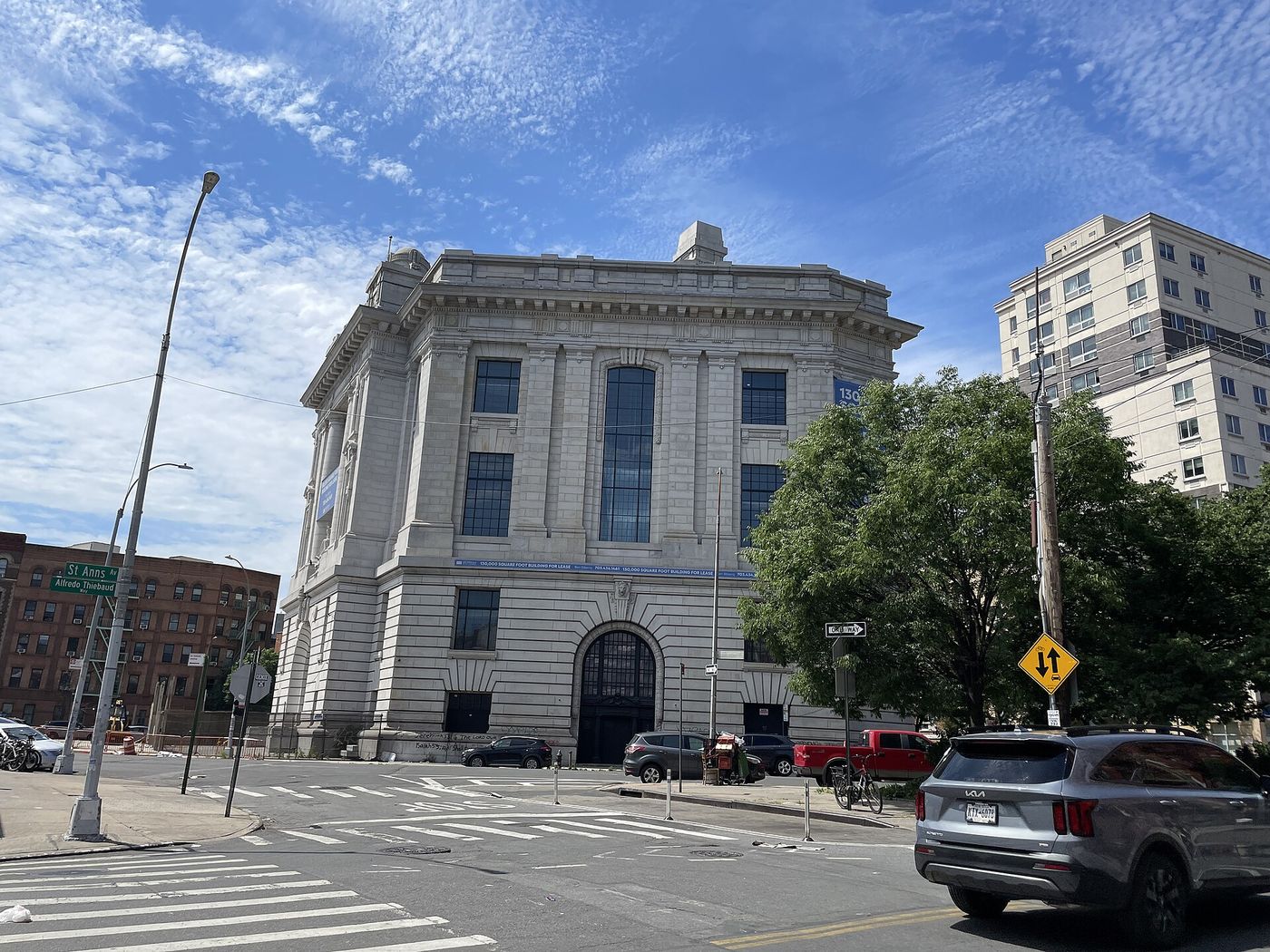 A US courthouse building, where exchange custody disputes are litigated