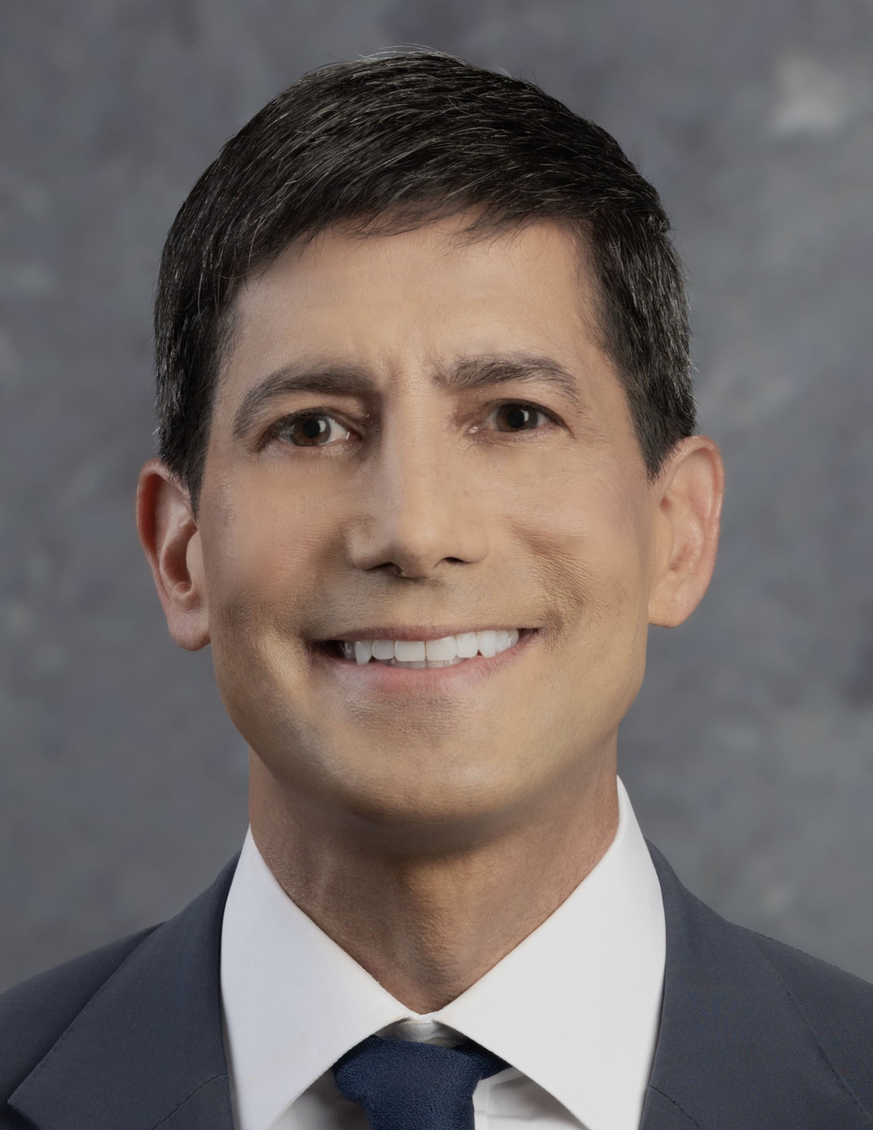 Official portrait of Kevin M. Warsh (cropped)